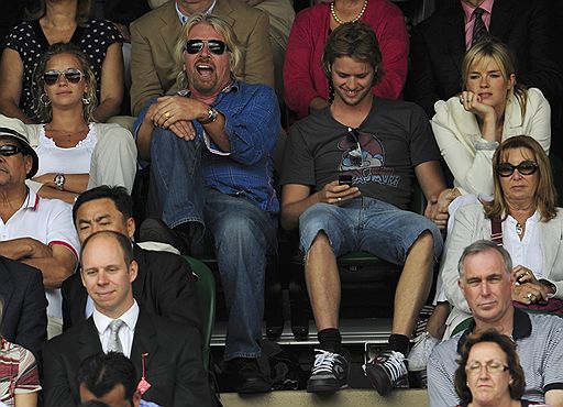 В финале Wimbledon швейцарец Роджер Федерер обыграл Энди Роддика. Женский финал завершился победой Серены Уильямс над своей старшей сестрой — Винус