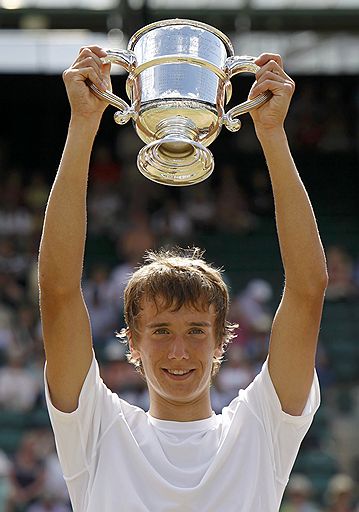 В финале Wimbledon швейцарец Роджер Федерер обыграл Энди Роддика. Женский финал завершился победой Серены Уильямс над своей старшей сестрой — Винус