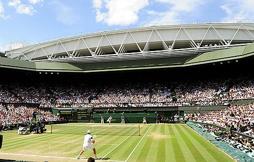 В финале Wimbledon швейцарец Роджер Федерер обыграл Энди Роддика. Женский финал завершился победой Серены Уильямс над своей старшей сестрой — Винус