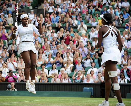 В финале Wimbledon швейцарец Роджер Федерер обыграл Энди Роддика. Женский финал завершился победой Серены Уильямс над своей старшей сестрой — Винус