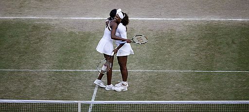 В финале Wimbledon швейцарец Роджер Федерер обыграл Энди Роддика. Женский финал завершился победой Серены Уильямс над своей старшей сестрой — Винус