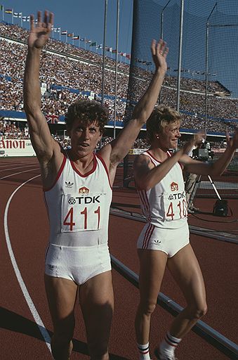 Мощь, с которой промчалась по берлинской дорожке южноафриканская бегунья, навеяла воспоминания о легендарной легкоатлетке 1980-х годов Ярмиле Кратохвиловой (слева)