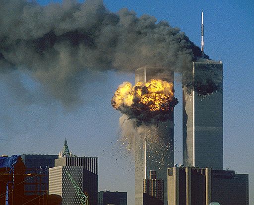 11 сентября тысячи людей вспоминают жертв трагедии 2001 года в Нью-Йорке. В результате атаки исламистов-радикалов на Международный торговой центр погибли почти три тысячи человек