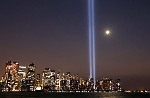 11 сентября тысячи людей вспоминают жертв трагедии 2001 года в Нью-Йорке. В результате атаки исламистов-радикалов на Международный торговой центр погибли почти три тысячи человек