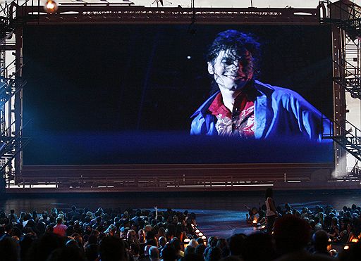 13.09.2009 В Нью-Йорке состоялась церемония вручения наград MTV Video Music Awards 2009, посвященная памяти короля поп-музыки Майкла Джексона