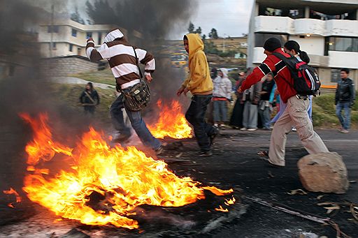 28.09.2009 В Эквадоре индейцы заблокировали центральные улицы столицы в знак протеста против подписания договора с США о свободной торговле. Полиция использовала слезоточивый газ и водометы для их разгона