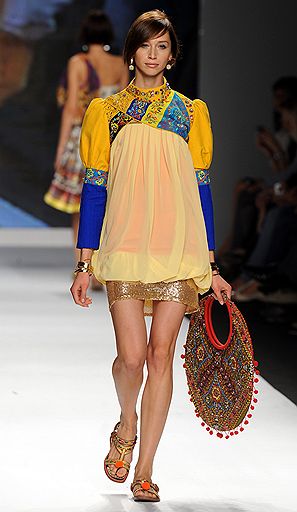 30.09.2009 В Милане проходит неделя моды, на которой такие дизайнеры как Dolce &amp; Gabbana, Gucci и Versace представили новинки весенне-летней коллекции сезона 2010 года