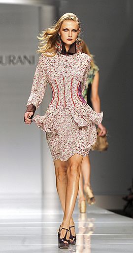 30.09.2009 В Милане проходит неделя моды, на которой такие дизайнеры как Dolce &amp; Gabbana, Gucci и Versace представили новинки весенне-летней коллекции сезона 2010 года
