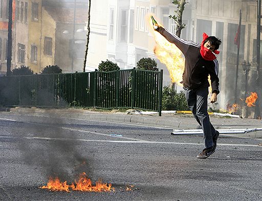 06.10.2009 В Стамбуле полиция разогнала митинг антиглобалистов, которые устроили беспорядки на улицах города в знак протеста против встречи представителей Международного Валютного фонда и Международного банка