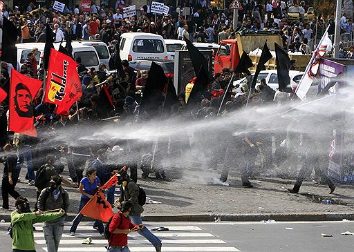 06.10.2009 В Стамбуле полиция разогнала митинг антиглобалистов, которые устроили беспорядки на улицах города в знак протеста против встречи представителей Международного Валютного фонда и Международного банка
