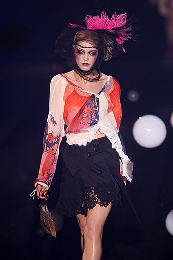 07.10.2009 В рамках Недели моды в Париже состоялся показ женской одежды весна/лето 2010 известного дизайнера John Galliano