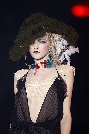 07.10.2009 В рамках Недели моды в Париже состоялся показ женской одежды весна/лето 2010 известного дизайнера John Galliano