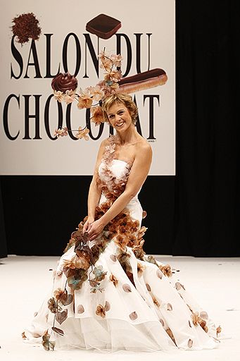 13.10.2009 В Париже прошел 15-й Salon du Chocolat. На шоколадной ярмарке были показаны платья, сделанные из шоколада