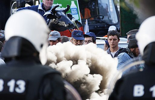 19.10.2009 В Люксембурге у здания правительства, где состоялось заседание министров сельского хозяйства Евросоюза, фермеры провели массовую акцию протеста из-за низких цен на молоко