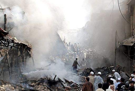 28.10.2009 В городе Пешавар на рынке произошел мощный взрыв, в результате которого полностью обрушилось одно из находящихся рядом зданий. По последним данным, число жертв достигло 105 человек. Среди погибших 13 детей и 30 женщин