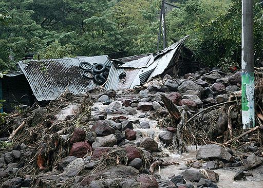 08.11.2009 На Сальвадор обрушился ураган &quot;Ида&quot;. В результате разрушены тысячи строений, пострадали более 100 человек. В стране объявлен режим чрезвычайного положения