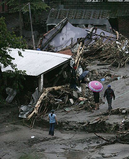 08.11.2009 На Сальвадор обрушился ураган &quot;Ида&quot;. В результате разрушены тысячи строений, пострадали более 100 человек. В стране объявлен режим чрезвычайного положения