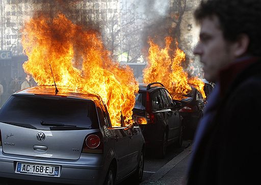 28.11.2009 Участники манифестаций против ВТО устроили беспорядки в центре Женевы. Было сожжено несколько автомобилей, разбиты витрины магазинов. Полиция разгоняла демонстрантов при помощи шумовых гранат и водометов

