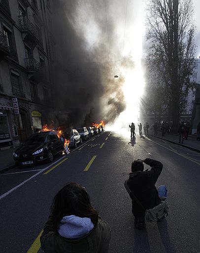 28.11.2009 Участники манифестаций против ВТО устроили беспорядки в центре Женевы. Было сожжено несколько автомобилей, разбиты витрины магазинов. Полиция разгоняла демонстрантов при помощи шумовых гранат и водометов

