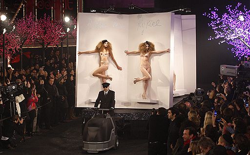 01.12.2009 В Grand Palais была представлена эксклюзивная коллекция женского белья и аксесуаров Sonia Rykiel