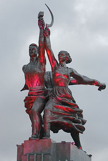 04.12.2009 В Москве состоялось открытие скульптуры &quot;Рабочий и колхозница&quot;. Монумент был разобран на фрагменты для проведения реставрации в 2003 году