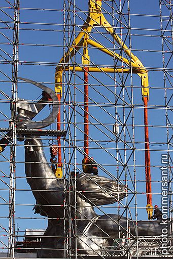 04.12.2009 В Москве состоялось открытие скульптуры &quot;Рабочий и колхозница&quot;. Монумент был разобран на фрагменты для проведения реставрации в 2003 году