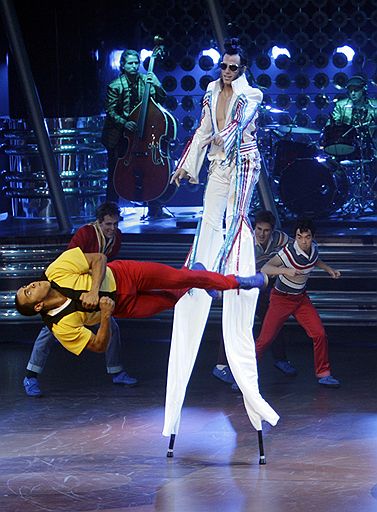 15.12.2009 В Лас-Вегасе в Aria Resort &amp; Casino прошла репетиция нового шоу канадской труппы Cirque du Soleil &quot;Viva Elvis&quot;. Артисты называют свое представление абстрактным жизнеописанием Элвиса Пресли