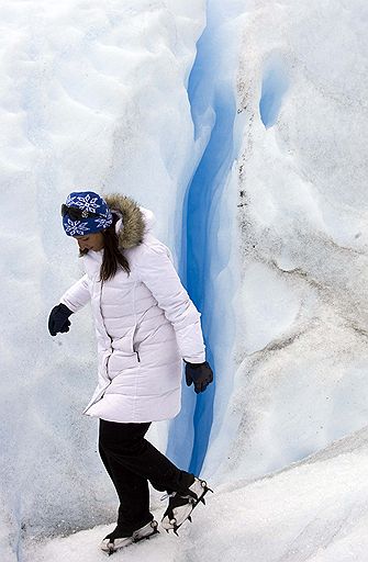 16.12.2009 Туристы посещают ледник Перито-Морено в Аргентине, который, как сообщают ученые, тает в связи с изменением климата. Согласно их исследованиям, запасы льда могут исчезнуть через 25 лет