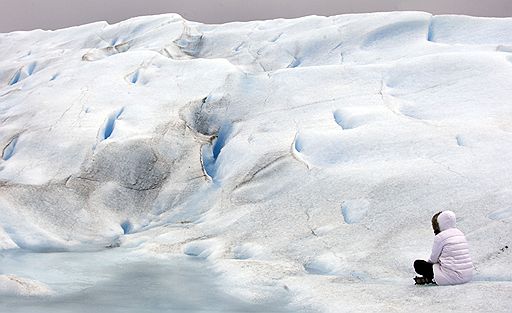 16.12.2009 Туристы посещают ледник Перито-Морено в Аргентине, который, как сообщают ученые, тает в связи с изменением климата. Согласно их исследованиям, запасы льда могут исчезнуть через 25 лет