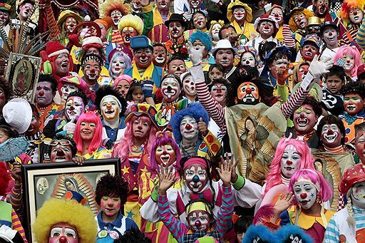 16.12.2009 В Мехико прошло ежегодное религиозное шествие клоунов. Свое почтение покровительнице мексиканских католиков Деве Марии Гваделупской выразили около 600 артистов
