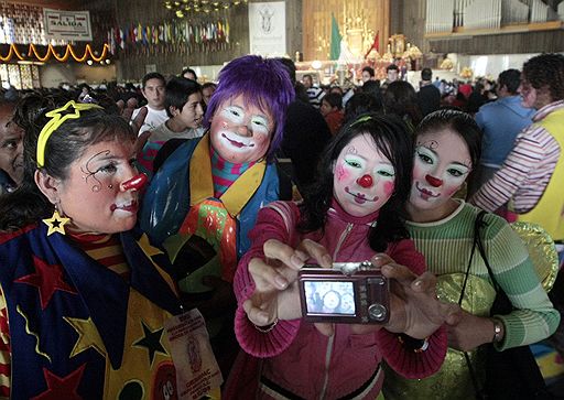 16.12.2009 В Мехико прошло ежегодное религиозное шествие клоунов. Свое почтение покровительнице мексиканских католиков Деве Марии Гваделупской выразили около 600 артистов