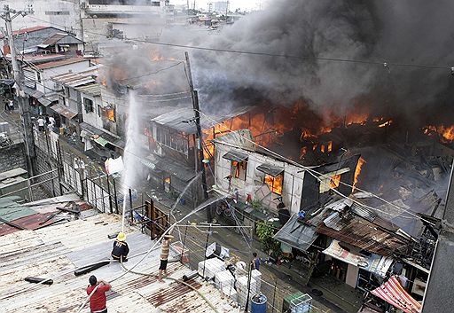 23.12.2009 В Маниле пожар уничтожил сотни домов. Тысячи людей перед Рождеством остались без крова