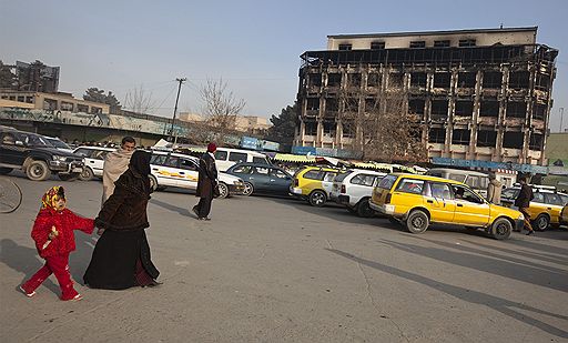 18.01.2010 В центре Кабула около 30 боевиков движения &quot;Талибан&quot; захватили здание универмага. В результате пять человек погибли, 60 пострадали