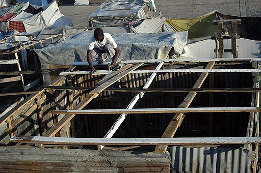 09.02.2010 Через четыре недели после разрушительных землетрясений на Гаити жители острова пытаются преодолеть последствия стихии постепенно налаживая быт, но по-прежнему около 50 000 человек живут в палаточных лагерях