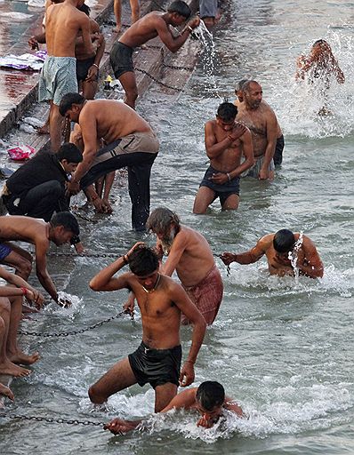 10.02.2010 В Индии проходит трехмесячный фестиваль Kumbh Меlа или «праздник кувшинов». В этот период около 10 млн людей купаются в реке Ганг, чтобы очистить свою душу