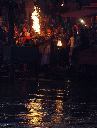 10.02.2010 В Индии проходит трехмесячный фестиваль Kumbh Меlа или «праздник кувшинов». В этот период около 10 млн людей купаются в реке Ганг, чтобы очистить свою душу