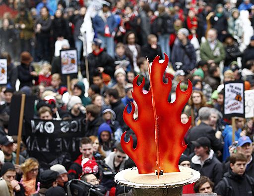 12.02.2010 Во время церемонии открытия Олимпийских игр в Ванкувере начались беспорядки. Несколько тысяч демонстрантов жгли олимпийские флаги, скандировали лозунги против проведения Олимпиады, били витрины