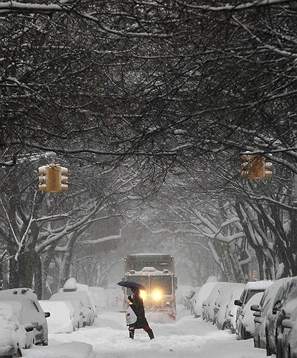 26.02.2010 На северо-восток США обрушились снегопады. В результате толщина снежного покрова в некоторых районах превысила 70 см. Без электричества осталось свыше 1 млн человек. Нарушена работа общественного транспорта, отменены 2,3 тыс. авиарейсов