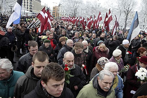 16.03.2010 В Риге состоялся марш в честь Дня памяти латышских легионеров &quot;Ваффен СС&quot;. Легионеры, защищенные двойными цепями полицейских, прошли по аллее из флагов.
