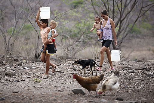 08.04.2010 В Никарагуа из-за природного катаклизма Эль-Ниньо жители страны столкнулись с острой нехваткой воды и продовольствия. Эль-Ниньо представляет собой теплое течение, которое вызывает потепление поверхности и засуху