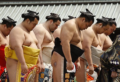 09.04.2010 Более 10 тыс. человек собрались перед токийским храмом Ясукуни, чтобы поприветствовать сильнейших сумотори. В день открытия ежегодного турнира по сумо прошли показательные поединки.