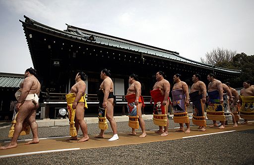 09.04.2010 Более 10 тыс. человек собрались перед токийским храмом Ясукуни, чтобы поприветствовать сильнейших сумотори. В день открытия ежегодного турнира по сумо прошли показательные поединки.