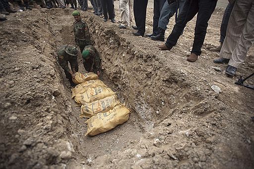 21.04.2010 Солдаты Национальной армии Афганистана участвуют в операции по уничтожению нитрата аммония, который используется при изготовлении бомб. Предполагается обезвредить более 1,5 тыс. кг этого вещества