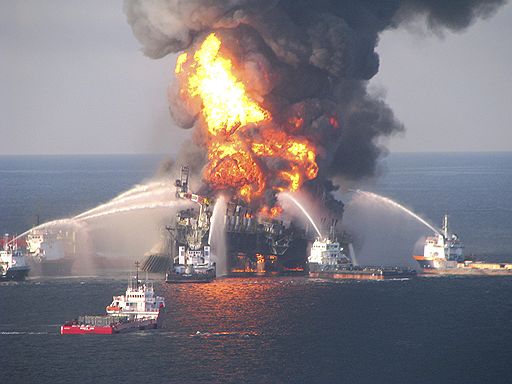 22.04.2010 После взрыва и пожара затонула американская буровая установка в Мексиканском заливе. Ранения получили семь человек, 11 числятся пропавшими без вести