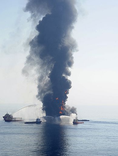 22.04.2010 После взрыва и пожара затонула американская буровая установка в Мексиканском заливе. Ранения получили семь человек, 11 числятся пропавшими без вести