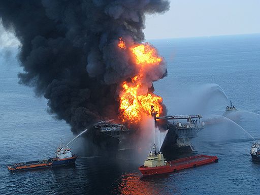 22.04.2010 После взрыва и пожара затонула американская буровая установка в Мексиканском заливе. Ранения получили семь человек, 11 числятся пропавшими без вести