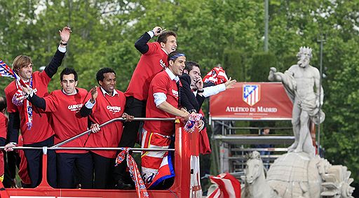 13.05.2010 Тысячи болельщиков отпраздновали победу мадридского &quot;Атлетико&quot; в финале Лиги Европы. Обыграв лондонский &quot;Фулхем&quot; со счетом 2:1, &quot;Атлетико&quot; прервал длившуюся почти полтора десятилетия череду неудач и впервые с 1996 года стал победителем престижного футбольного турнира