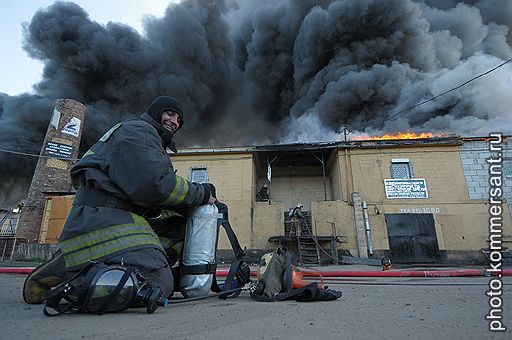 20.05.2010 На Бадаевских складах в Санкт-Петербурге произошел сильный пожар. Огнем были охвачены около 4,5 тыс. кв.м. Дымом заволокло почти всю центральную часть города. По предварительным данным, причиной возгорания стало неосторожное обращение с огнем при сжигании мусора