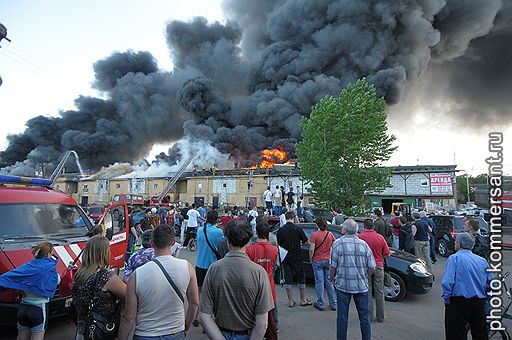 20.05.2010 На Бадаевских складах в Санкт-Петербурге произошел сильный пожар. Огнем были охвачены около 4,5 тыс. кв.м. Дымом заволокло почти всю центральную часть города. По предварительным данным, причиной возгорания стало неосторожное обращение с огнем при сжигании мусора