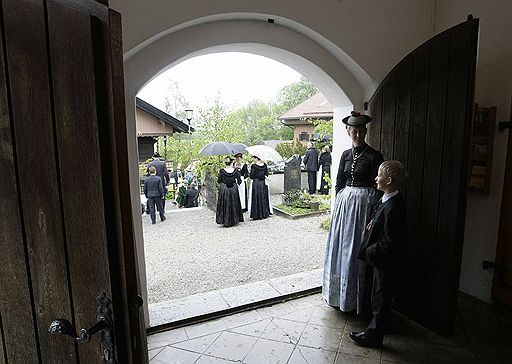 03.06.2010 В разных странах мира католики отметили праздник Корпус Кристи (праздник тела и крови Христовых). В этот день на улицах городов проходят торжественные шествия и обряды. Германия
